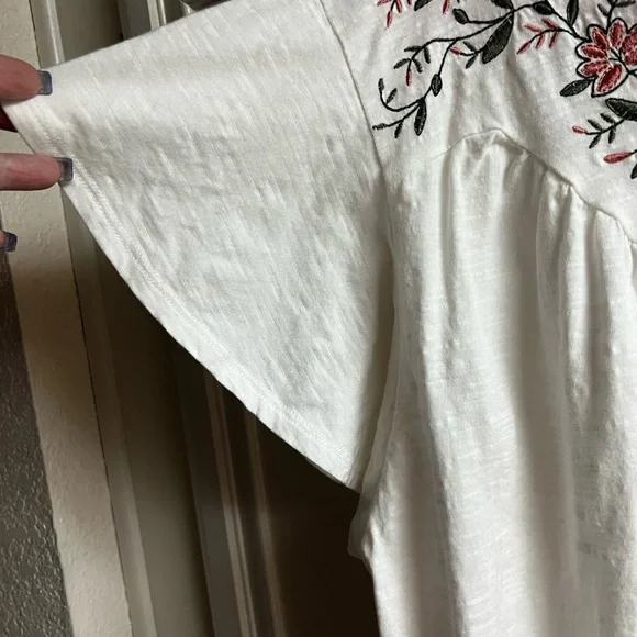 Tulip sleeve top. Plus - Picture 3 of 4